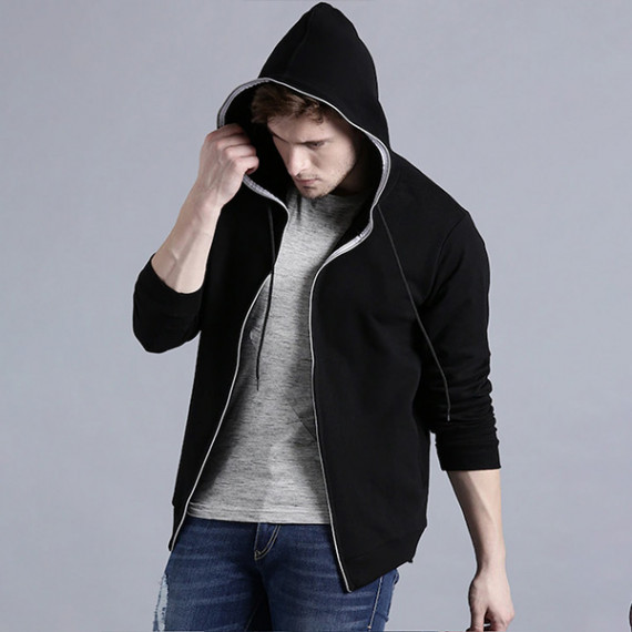 https://dailysales.in/vi/products/men-black-solid-hooded-sweatshirt