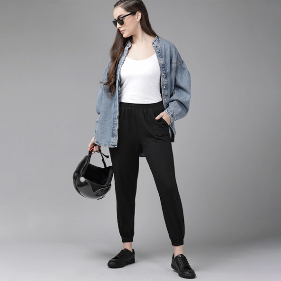 https://dailysales.in/products/women-black-solid-straight-fit-cropped-joggers