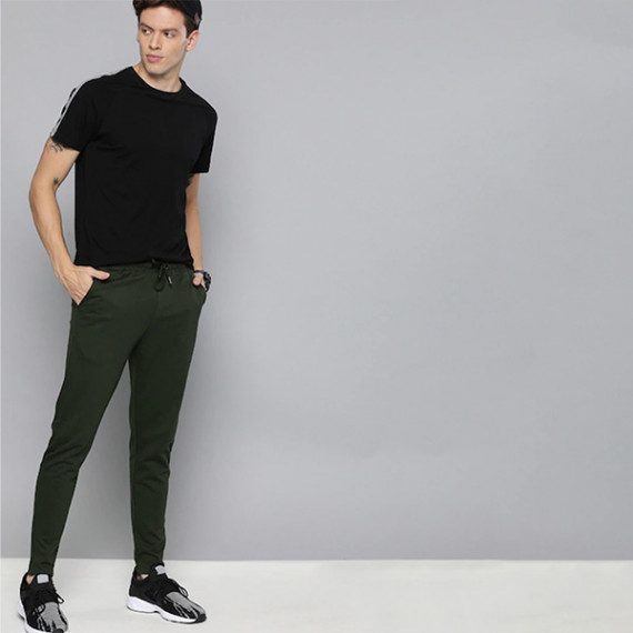 https://dailysales.in/vi/products/men-olive-green-straight-fit-solid-track-pants