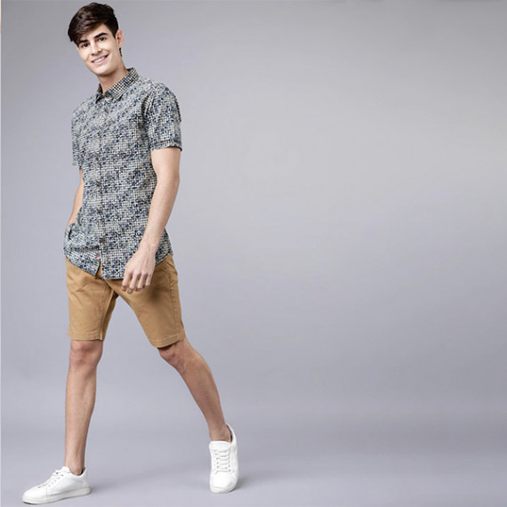 https://dailysales.in/vi/products/men-khaki-solid-slim-fit-regular-shorts