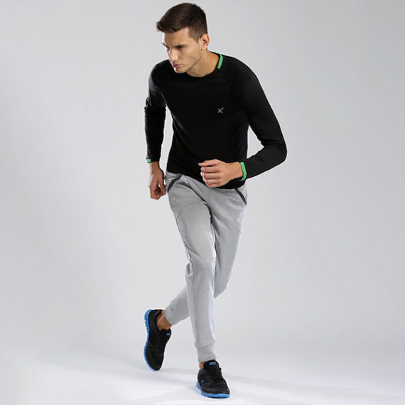 https://dailysales.in/products/men-black-raglan-sleeved-active-t-shirt